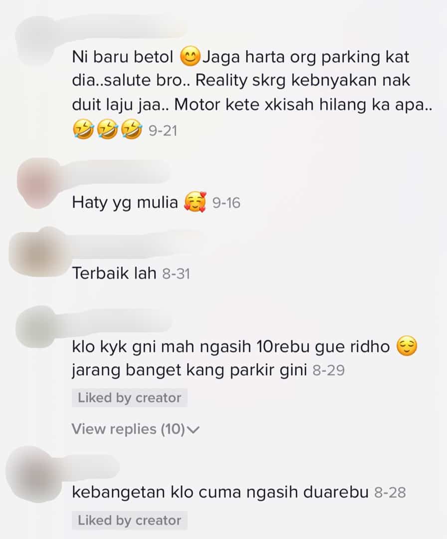 [VIDEO] Penjaga Parking Redah Hujan, Gigih Sarung Semua Helmet Guna Plastik