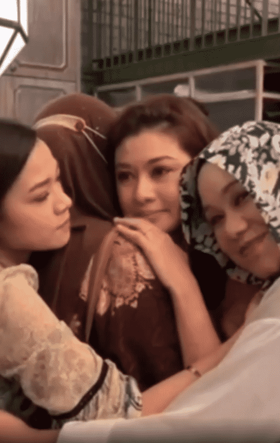 [VIDEO] Tunda Majlis Kahwin, Gugur Air Mata Jantan Isa Khan Depan Ibu Risteena