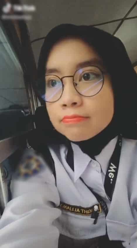Muda Lagi Dah Jadi Security Guard, Sekali Ramai Try ‘Ngorat’ Gadis Ni Kat Komen