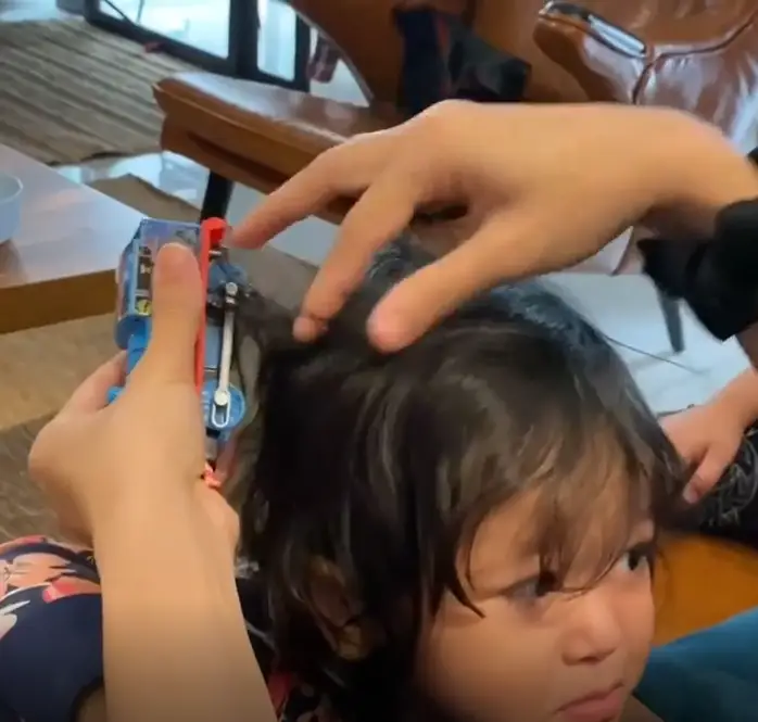 [VIDEO] Sangkut Train Pada Rambut Adik, Syatilla ‘Pening’ Layan Perangai Anak