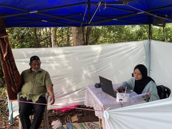Bertemankan Nyamuk & Pacat, Gadis Terpaksa Ikuti Kelas Online Di Puncak Bukit