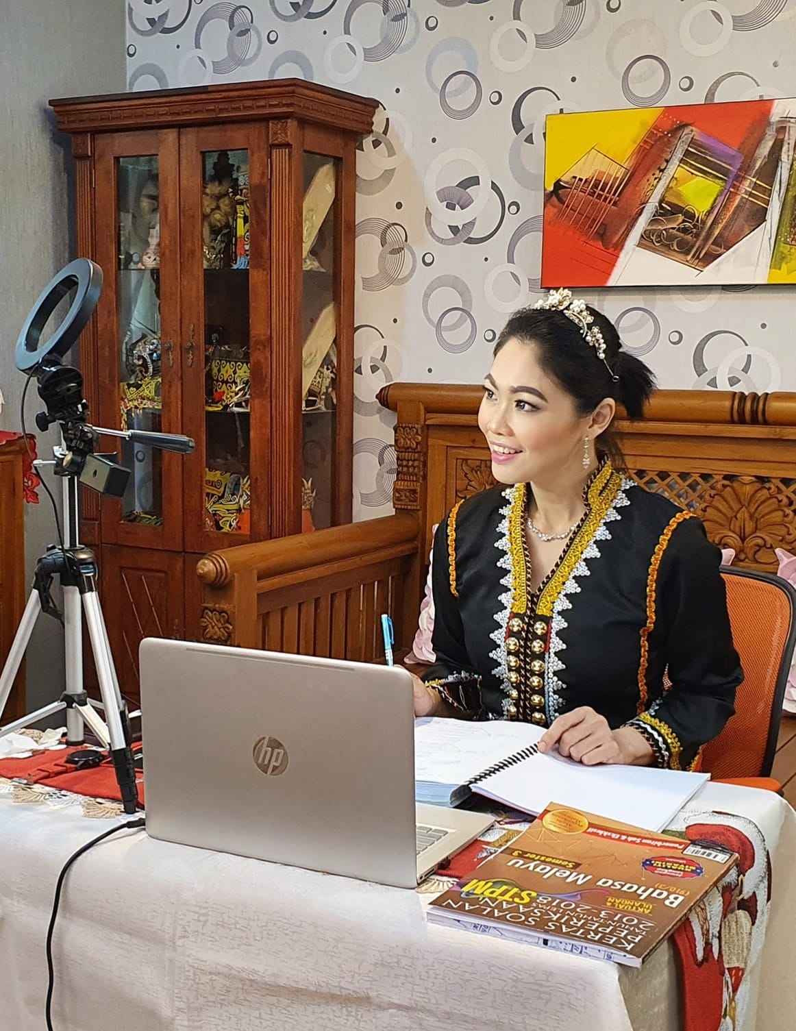Rajin Berhias Pakai Busana Tradisi Sabah Masa Kelas, Kecantikan Guru Ni Memukau