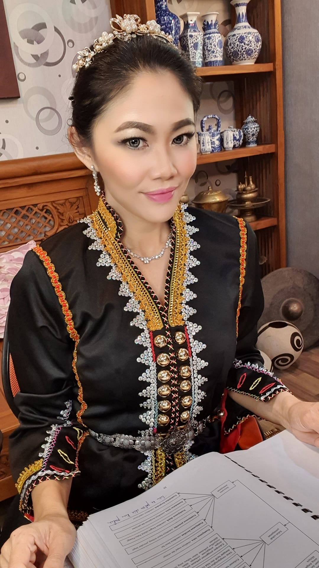 Rajin Berhias Pakai Busana Tradisi Sabah Masa Kelas, Kecantikan Guru Ni Memukau