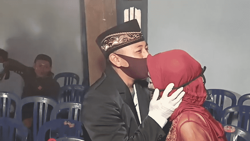 Pernah Reject 5 Lamaran Jejaka, Nenek 76 Tahun Akhirnya Dapat Jodoh Suami Muda