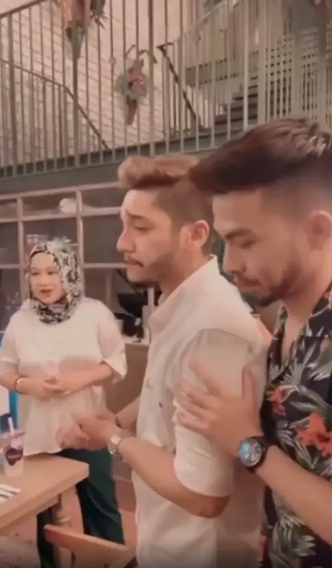 [VIDEO] Tunda Majlis Kahwin, Gugur Air Mata Jantan Isa Khan Depan Ibu Risteena
