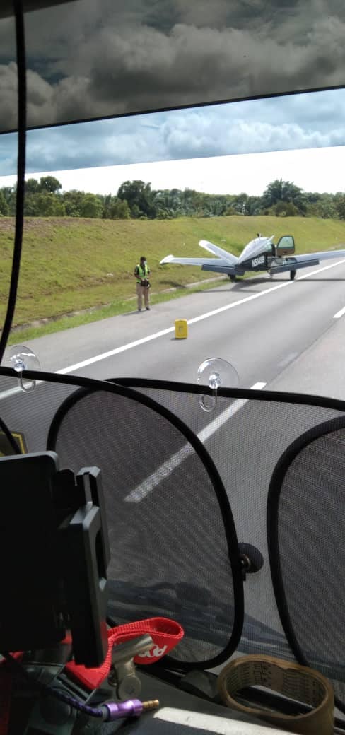 Alami Masalah Pada Enjin, Pesawat Ringan Selamat Mendarat Cemas Tepi Highway