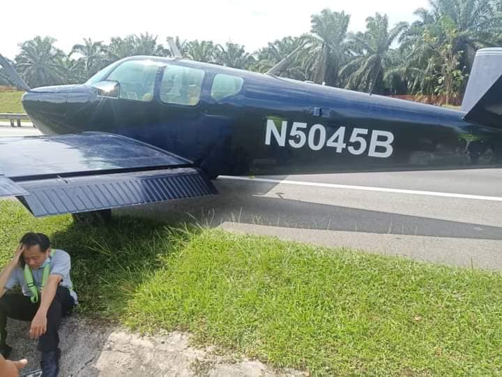 Alami Masalah Pada Enjin, Pesawat Ringan Selamat Mendarat Cemas Tepi Highway