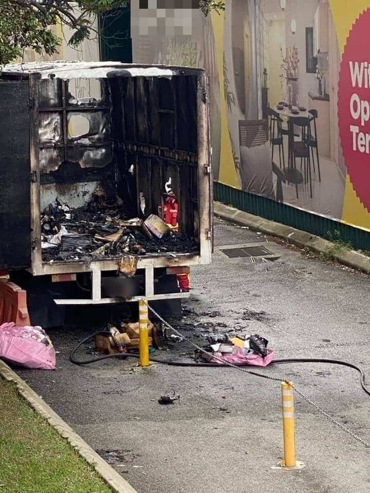 Tak Sempat Sampai Rumah Customer, Lori Bawa Parcel Jualan 11.11 Hangus Terbakar
