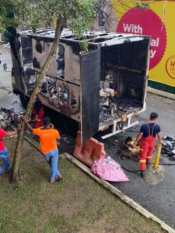 Tak Sempat Sampai Rumah Customer, Lori Bawa Parcel Jualan 11.11 Hangus Terbakar