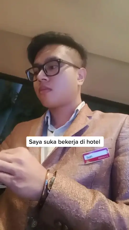 Tinggalkan Dunia Kemewahan, Pemuda Resign Kerja Hotel Demi Jaga Ibu Di Kampung