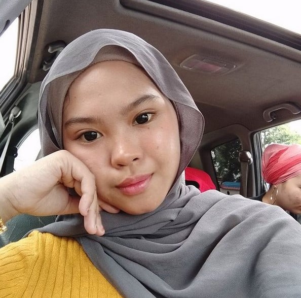 Anjing Terbiar Dibelai Manja, Sifat Mulia Gadis Dipuji – “Dia Percaya Awak”
