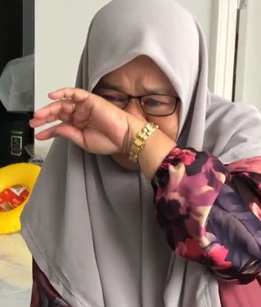 [VIDEO] Ibu Gagal Tahan Sebak, Anak Buat Surprise Kek Duit Dari Perantauan