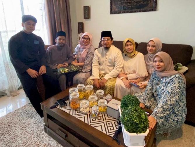 “Tinggal 3 Daripada 7..” – Pemuda Sebak Hampir 1 Keluarga Dijangkiti COVID-19