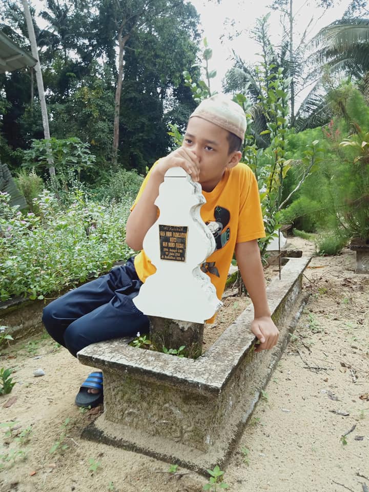 Anak Autisme Kucup Batu Nisan Di Pusara Ibu, Luah Rindu Yang Tak Berpenghujung