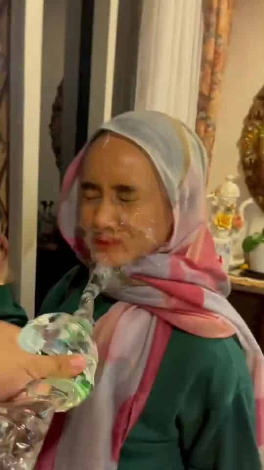 [VIDEO] Naik Angin Bila Abang Simbah Air, Adik Terkejut Hujung Ada Plot Twist