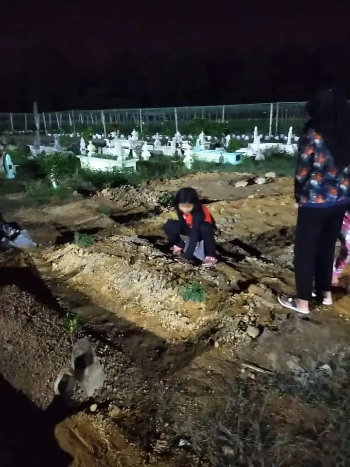 ‘Cuak’ Nampak Budak Tengah Malam Di Kubur, Rupanya Nak Lepas Rindu Pada Mak