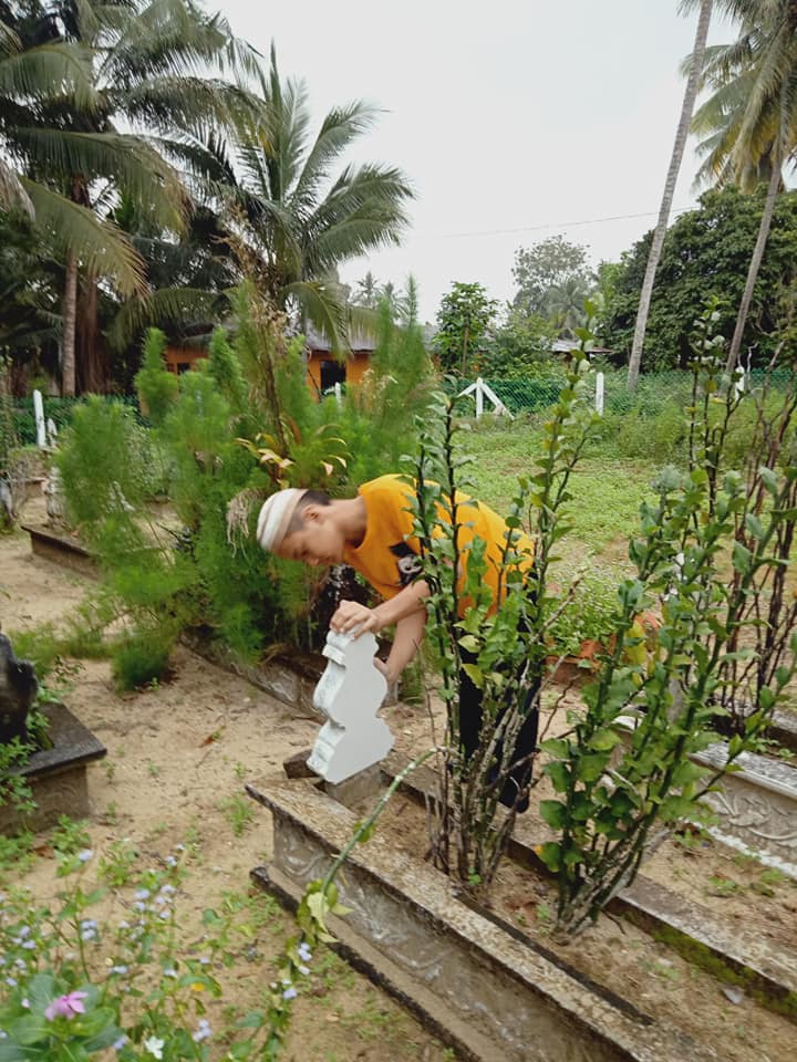 Anak Autisme Kucup Batu Nisan Di Pusara Ibu, Luah Rindu Yang Tak Berpenghujung