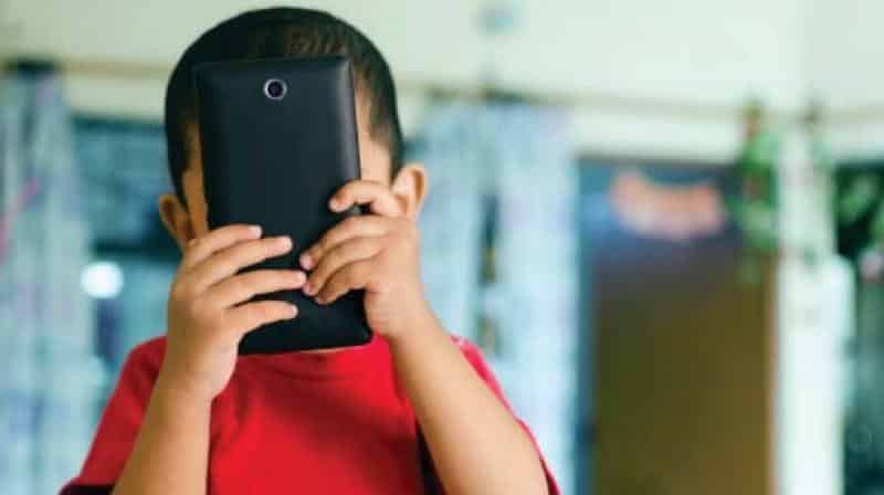 Padah 5 Jam Main Gajet Sepanjang PKP, Ibu Terkejut Mata Anak Naik Juling