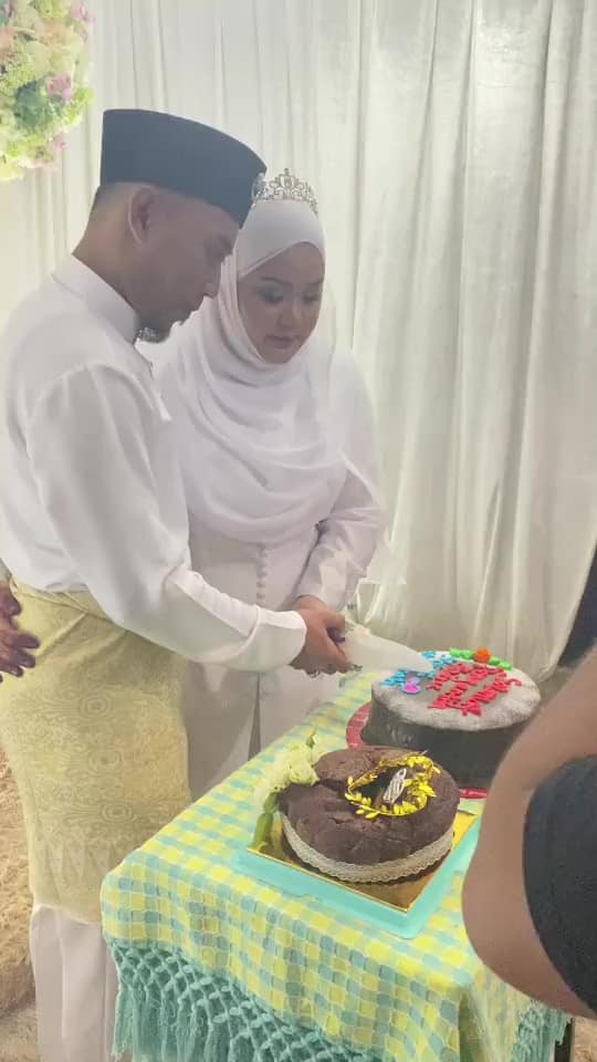 [VIDEO] Pengantin Dah Nak Potong Kek, Ayah Nyanyikan Lagu Kahwin Panjang Sangat