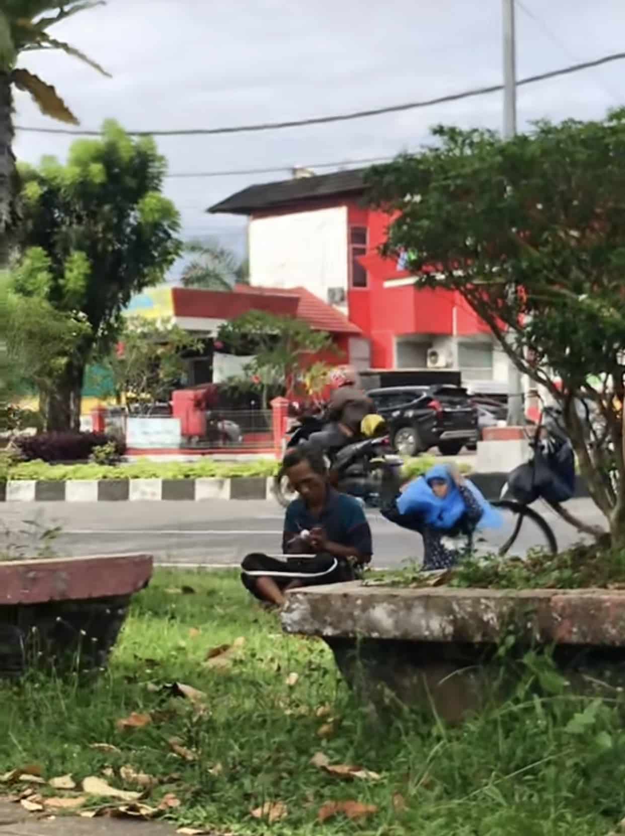 [VIDEO]Bertelekung Plastik Waktu Solat Di Tepi Jalan, Adik Ini Buat Ramai Kagum