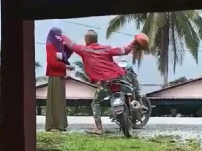Tular Rakaman Mengasari Isteri Depan Kedai Makan, Suami Akhirnya Direman 4 Hari