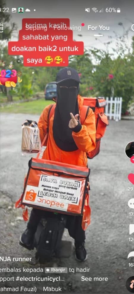 Rider Wanita Berpurdah Guna “Unicycle” Hantar Parcel