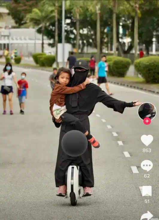 Rider Wanita Berpurdah Guna “Unicycle” Hantar Parcel