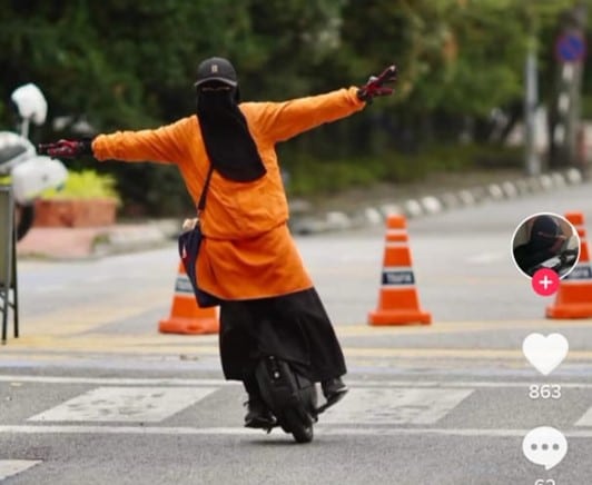Rider Wanita Berpurdah Guna “Unicycle” Hantar Parcel