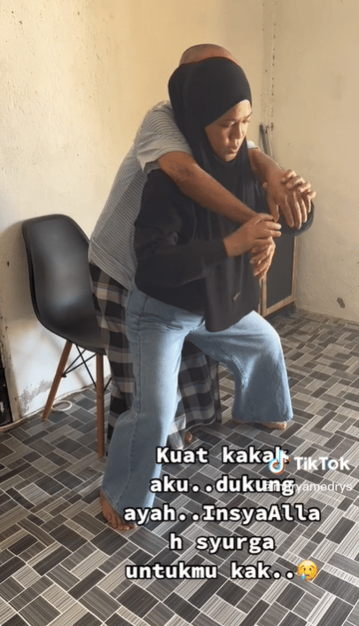 Gadis Dukung Ayah, Nekad Bawa Ayah Balik KL Jadi Perhatian Netizen