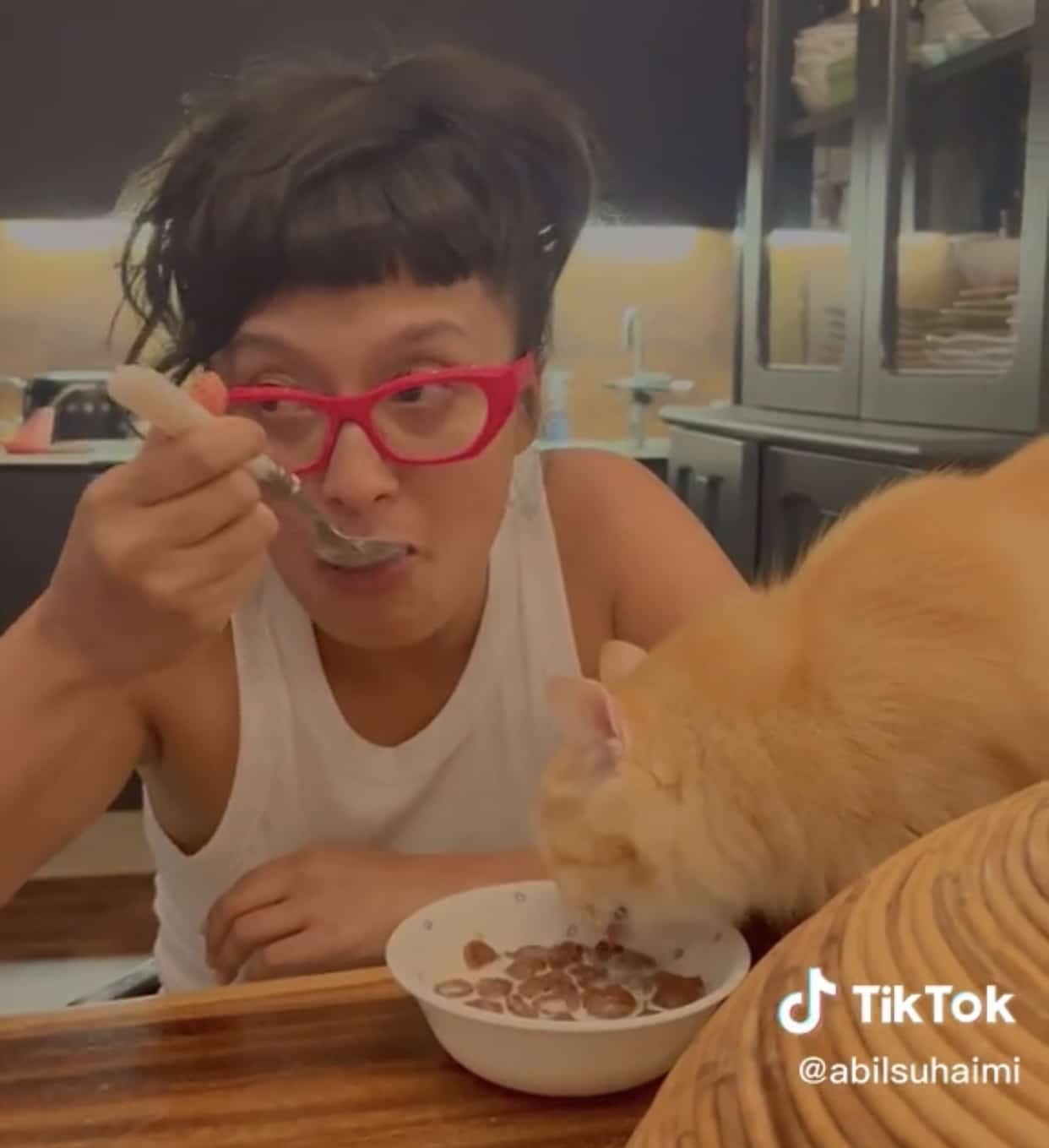 Makan Semangkuk Dengan Kucing, Ramai Kembang Tekak Tengok Nabila Huda Berselera