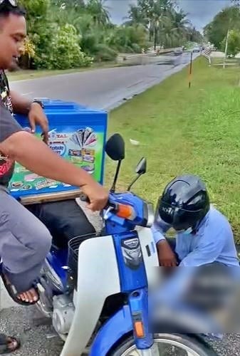 Selamba Redah Arus, Lelaki Termenung Dah Sampai Hujung Motor Tak Hidup
