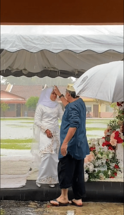 [VIDEO] Ayah Angkat Anak & Redah Hujan Demi Perkahwinan Anaknya