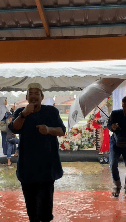 [VIDEO] Ayah Angkat Anak & Redah Hujan Demi Perkahwinan Anaknya