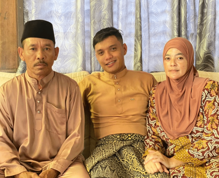 Askar Kacak Jadi Pelayan Buat Kejutan, Ibu Sebak Sempat Suap Makanan Baru Salam