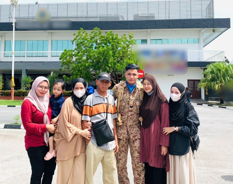Askar Kacak Jadi Pelayan Buat Kejutan, Ibu Sebak Sempat Suap Makanan Baru Salam