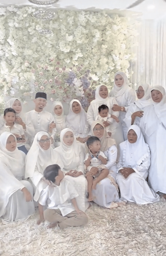 Tema Wedding Ala Bunian,Satu Kampung Sepakat Pakai Serba Putih Sambut Pengantin